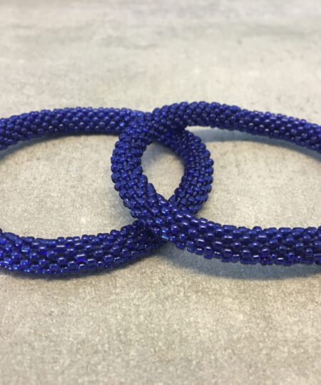 Roll-on perle armbåndene er håndlavet i Nepal. De er lavet med forskellige glasperler og i forskellige mønster. De er hæklet med en bomuldssnor. Syntes man at de lidt stramme, kan man vride forsigtigt i dem så de bliver større. syntes man derimod at de er blive lidt for løse, kan man ligge dem i vand. dette gør at bomildssnoren trækker sig sammen og de bliver mindre igen.