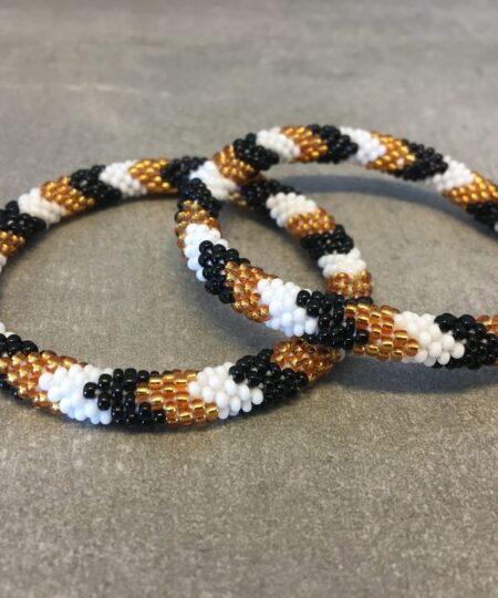 Roll-on perle armbåndene er håndlavet i Nepal. De er lavet med forskellige glasperler og i forskellige mønster. De er hæklet med en bomuldssnor. Syntes man at de lidt stramme, kan man vride forsigtigt i dem så de bliver større. syntes man derimod at de er blive lidt for løse, kan man ligge dem i vand. dette gør at bomildssnoren trækker sig sammen og de bliver mindre igen.