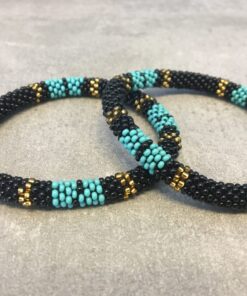 Roll-on armbånd som passer til næsten alle kvinder. Kvindegrupper i Nepal, Kathmandu Valley, udstyres med glasperler og bomuldsgarn, så de i deres fritid kan hækler disse smukke perlearmbånd. Den ekstra indtægt går bl.a. til at sende kvindernes børn i skole. Hvert armbånd er et unikt resultat af kvindernes håndarbejde og varierer i farvekombinationer og mønstre.