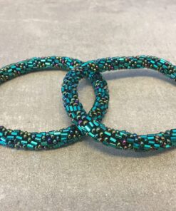 Roll-on perle armbåndene er håndlavet i Nepal. De er lavet med forskellige glasperler og i forskellige mønster. De er hæklet med en bomuldssnor. Syntes man at de lidt stramme, kan man vride forsigtigt i dem så de bliver større. syntes man derimod at de er blive lidt for løse, kan man ligge dem i vand. dette gør at bomildssnoren trækker sig sammen og de bliver mindre igen.