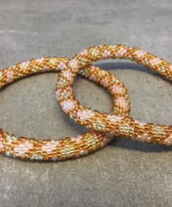 Roll-on perle armbåndene er håndlavet i Nepal. De er lavet med forskellige glasperler og i forskellige mønster. De er hæklet med en bomuldssnor. Syntes man at de lidt stramme, kan man vride forsigtigt i dem så de bliver større. syntes man derimod at de er blive lidt for løse, kan man ligge dem i vand. dette gør at bomildssnoren trækker sig sammen og de bliver mindre igen.