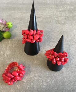 Ringe lavet af natursten er unikke og smukke smykker, der udstråler en tidløs elegance. Med deres naturlige farver og mønstre, bringer de et strejf af naturen ind i smykkeverdenen. Hver ring er enestående, da naturstenenes variationer gør, at ingen to ringe er helt ens. Natursten som fx agat, ametyst, turmalin, eller jaspis bliver omhyggeligt udvalgt og slebet til den ønskede form. Disse sten kan have dybe, intense farver eller mere subtile nuancer, alt efter stenens oprindelse og egenskaber. Det skaber en bred vifte af valgmuligheder for folk med forskellige smag og præferencer. Udover deres æstetiske skønhed, er ringe lavet af natursten også kendt for deres symbolske betydning. Nogle tror, at forskellige sten har specifikke egenskaber eller energier, der kan påvirke bæreren positivt. For eksempel siges ametyst at fremme indre ro og visdom, mens turmalin menes at beskytte mod negativ energi. En ring lavet af natursten er ikke kun et smykke, men også et kunstværk, der bærer naturens skønhed med sig. De er perfekte som personlige gaver til særlige anledninger eller som en måde at forbinde med naturen og dens mysterier. Uanset om det er til hverdag eller fest, tilføjer en ring lavet af natursten en subtil elegance til ethvert outfit. Den naturlige glans og unikke tekstur i stenen skaber et iøjnefaldende fokus, der vil tiltrække opmærksomhed og beundring. Kort sagt, ringe lavet af natursten er et smukt valg for dem, der søger et unikt smykke med en særlig forbindelse til naturen og dens vidundere. Deres tidløse skønhed og symbolske betydning gør dem til en varig favorit blandt smykkeelskere verden over. Få En God Hårdag Hver Dag Med vores udvalg af håraccessories. Gå efter retro-looket med hårklemmer i 90’er-stil og hårbøjler, eller silkeglatte scrunchies og flotte hårbånd, som gør den almindelige hestehale ekstra fin. Til de mere formelle begivenheder har vi hårklemmer med perler og matchende øreringe. Uanset lejligheden kan du opgradere dit look med disse håraccessories. Du finder vores hårklemmer lige her og vores hårspænder lige her