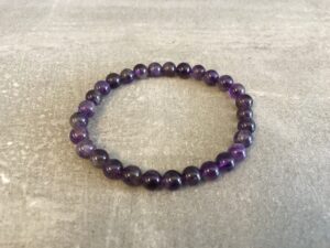 Vores natursten armbånd er omhyggeligt udvalgt for deres skønhed, kvalitet og symbolske egenskaber. Hver sten er slebet og poleret, for at fremhæve dens naturlige farver og unikke mønstre. Hvilket skaber en varieret og betagende samling af smykker. Uanset om du er til jordfarvede nuancer af agat, beroligende blåtoner af sodalit. Eller den dyb lilla glans af ametyst, har vi armbånd, der vil passe til enhver stil og lejlighed. Vores sortiment omfatter også armbånd med beskyttende egenskaber, som fx sorte turmalinsten, der siges at skærme mod negativ energi. Hvert armbånd er håndlavet med omhu og dedikation, hvilket gør dem til unikke smykker, du ikke finder andre steder. De er ikke kun et fantastisk supplement til din egen smykkesamling, men de udgør også en tankevækkende gave til dine kære, da de symboliserer både skønhed og beskyttelse. Besøg vores hjemmeside www.winga.dk og udforsk vores mangfoldige udvalg af natursten armbånd i forskellige designs og stentyper. Med vores nemme online-shoppingoplevelse og sikre betalingsmuligheder er det let at finde det perfekte armbånd, der vil tilføje en unik touch til dit look eller glæde en særlig person i dit liv. Tag naturens skønhed med dig overalt med et natursten armbånd fra www.winga.dk. Vi er sikre på, at du vil finde et smykke, der passer til din personlighed og stiler. Som vil blive et kært og betydningsfuldt smykke i din samling i mange år frem. Med vores udvalg af håraccessories. Gå efter retro-looket med hårklemmer i 90’er-stil og hårbøjler, eller silkeglatte scrunchies og flotte hårbånd, som gør den almindelige hestehale ekstra fin. Til de mere formelle begivenheder har vi hårklemmer med perler og matchende øreringe. Uanset lejligheden kan du opgradere dit look med disse håraccessories. Du finder vores hårklemmer lige her og vores hårspænder lige her følg mere med på facebook og instagram