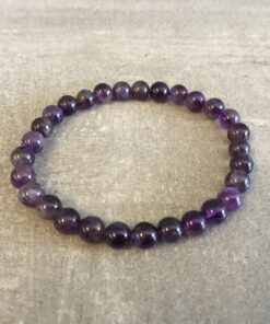 Vores natursten armbånd er omhyggeligt udvalgt for deres skønhed, kvalitet og symbolske egenskaber. Hver sten er slebet og poleret, for at fremhæve dens naturlige farver og unikke mønstre. Hvilket skaber en varieret og betagende samling af smykker. Uanset om du er til jordfarvede nuancer af agat, beroligende blåtoner af sodalit. Eller den dyb lilla glans af ametyst, har vi armbånd, der vil passe til enhver stil og lejlighed. Vores sortiment omfatter også armbånd med beskyttende egenskaber, som fx sorte turmalinsten, der siges at skærme mod negativ energi. Hvert armbånd er håndlavet med omhu og dedikation, hvilket gør dem til unikke smykker, du ikke finder andre steder. De er ikke kun et fantastisk supplement til din egen smykkesamling, men de udgør også en tankevækkende gave til dine kære, da de symboliserer både skønhed og beskyttelse. Besøg vores hjemmeside www.winga.dk og udforsk vores mangfoldige udvalg af natursten armbånd i forskellige designs og stentyper. Med vores nemme online-shoppingoplevelse og sikre betalingsmuligheder er det let at finde det perfekte armbånd, der vil tilføje en unik touch til dit look eller glæde en særlig person i dit liv. Tag naturens skønhed med dig overalt med et natursten armbånd fra www.winga.dk. Vi er sikre på, at du vil finde et smykke, der passer til din personlighed og stiler. Som vil blive et kært og betydningsfuldt smykke i din samling i mange år frem. Med vores udvalg af håraccessories. Gå efter retro-looket med hårklemmer i 90’er-stil og hårbøjler, eller silkeglatte scrunchies og flotte hårbånd, som gør den almindelige hestehale ekstra fin. Til de mere formelle begivenheder har vi hårklemmer med perler og matchende øreringe. Uanset lejligheden kan du opgradere dit look med disse håraccessories. Du finder vores hårklemmer lige her og vores hårspænder lige her følg mere med på facebook og instagram