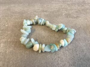 Vores natursten armbånd er omhyggeligt udvalgt for deres skønhed, kvalitet og symbolske egenskaber. Hver sten er slebet og poleret, for at fremhæve dens naturlige farver og unikke mønstre. Hvilket skaber en varieret og betagende samling af smykker. Uanset om du er til jordfarvede nuancer af agat, beroligende blåtoner af sodalit. Eller den dyb lilla glans af ametyst, har vi armbånd, der vil passe til enhver stil og lejlighed. Vores sortiment omfatter også armbånd med beskyttende egenskaber, som fx sorte turmalinsten, der siges at skærme mod negativ energi. Hvert armbånd er håndlavet med omhu og dedikation, hvilket gør dem til unikke smykker, du ikke finder andre steder. De er ikke kun et fantastisk supplement til din egen smykkesamling, men de udgør også en tankevækkende gave til dine kære, da de symboliserer både skønhed og beskyttelse. Besøg vores hjemmeside www.winga.dk og udforsk vores mangfoldige udvalg af natursten armbånd i forskellige designs og stentyper. Med vores nemme online-shoppingoplevelse og sikre betalingsmuligheder er det let at finde det perfekte armbånd, der vil tilføje en unik touch til dit look eller glæde en særlig person i dit liv. Tag naturens skønhed med dig overalt med et natursten armbånd fra www.winga.dk. Vi er sikre på, at du vil finde et smykke, der passer til din personlighed og stiler. Som vil blive et kært og betydningsfuldt smykke i din samling i mange år frem. Med vores udvalg af håraccessories. Gå efter retro-looket med hårklemmer i 90’er-stil og hårbøjler, eller silkeglatte scrunchies og flotte hårbånd, som gør den almindelige hestehale ekstra fin. Til de mere formelle begivenheder har vi hårklemmer med perler og matchende øreringe. Uanset lejligheden kan du opgradere dit look med disse håraccessories. Du finder vores hårklemmer lige her og vores hårspænder lige her