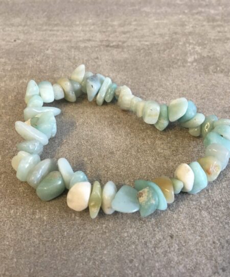 Vores natursten armbånd er omhyggeligt udvalgt for deres skønhed, kvalitet og symbolske egenskaber. Hver sten er slebet og poleret, for at fremhæve dens naturlige farver og unikke mønstre. Hvilket skaber en varieret og betagende samling af smykker. Uanset om du er til jordfarvede nuancer af agat, beroligende blåtoner af sodalit. Eller den dyb lilla glans af ametyst, har vi armbånd, der vil passe til enhver stil og lejlighed. Vores sortiment omfatter også armbånd med beskyttende egenskaber, som fx sorte turmalinsten, der siges at skærme mod negativ energi. Hvert armbånd er håndlavet med omhu og dedikation, hvilket gør dem til unikke smykker, du ikke finder andre steder. De er ikke kun et fantastisk supplement til din egen smykkesamling, men de udgør også en tankevækkende gave til dine kære, da de symboliserer både skønhed og beskyttelse. Besøg vores hjemmeside www.winga.dk og udforsk vores mangfoldige udvalg af natursten armbånd i forskellige designs og stentyper. Med vores nemme online-shoppingoplevelse og sikre betalingsmuligheder er det let at finde det perfekte armbånd, der vil tilføje en unik touch til dit look eller glæde en særlig person i dit liv. Tag naturens skønhed med dig overalt med et natursten armbånd fra www.winga.dk. Vi er sikre på, at du vil finde et smykke, der passer til din personlighed og stiler. Som vil blive et kært og betydningsfuldt smykke i din samling i mange år frem. Med vores udvalg af håraccessories. Gå efter retro-looket med hårklemmer i 90’er-stil og hårbøjler, eller silkeglatte scrunchies og flotte hårbånd, som gør den almindelige hestehale ekstra fin. Til de mere formelle begivenheder har vi hårklemmer med perler og matchende øreringe. Uanset lejligheden kan du opgradere dit look med disse håraccessories. Du finder vores hårklemmer lige her og vores hårspænder lige her