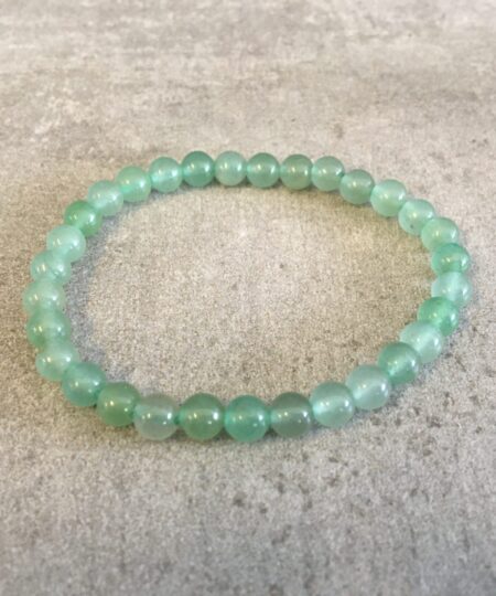 Vores natursten armbånd er omhyggeligt udvalgt for deres skønhed, kvalitet og symbolske egenskaber. Hver sten er slebet og poleret, for at fremhæve dens naturlige farver og unikke mønstre. Hvilket skaber en varieret og betagende samling af smykker. Uanset om du er til jordfarvede nuancer af agat, beroligende blåtoner af sodalit. Eller den dyb lilla glans af ametyst, har vi armbånd, der vil passe til enhver stil og lejlighed. Vores sortiment omfatter også armbånd med beskyttende egenskaber, som fx sorte turmalinsten, der siges at skærme mod negativ energi. Hvert armbånd er håndlavet med omhu og dedikation, hvilket gør dem til unikke smykker, du ikke finder andre steder. De er ikke kun et fantastisk supplement til din egen smykkesamling, men de udgør også en tankevækkende gave til dine kære, da de symboliserer både skønhed og beskyttelse. Besøg vores hjemmeside www.winga.dk og udforsk vores mangfoldige udvalg af natursten armbånd i forskellige designs og stentyper. Med vores nemme online-shoppingoplevelse og sikre betalingsmuligheder er det let at finde det perfekte armbånd, der vil tilføje en unik touch til dit look eller glæde en særlig person i dit liv. Tag naturens skønhed med dig overalt med et natursten armbånd fra www.winga.dk. Vi er sikre på, at du vil finde et smykke, der passer til din personlighed og stiler. Som vil blive et kært og betydningsfuldt smykke i din samling i mange år frem. Med vores udvalg af håraccessories. Gå efter retro-looket med hårklemmer i 90’er-stil og hårbøjler, eller silkeglatte scrunchies og flotte hårbånd, som gør den almindelige hestehale ekstra fin. Til de mere formelle begivenheder har vi hårklemmer med perler og matchende øreringe. Uanset lejligheden kan du opgradere dit look med disse håraccessories. Du finder vores hårklemmer lige her og vores hårspænder lige her følg mere med på facebook og instagram