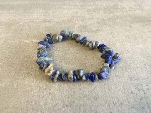 Vores natursten armbånd er omhyggeligt udvalgt for deres skønhed, kvalitet og symbolske egenskaber. Hver sten er slebet og poleret, for at fremhæve dens naturlige farver og unikke mønstre. Hvilket skaber en varieret og betagende samling af smykker. Uanset om du er til jordfarvede nuancer af agat, beroligende blåtoner af sodalit. Eller den dyb lilla glans af ametyst, har vi armbånd, der vil passe til enhver stil og lejlighed. Vores sortiment omfatter også armbånd med beskyttende egenskaber, som fx sorte turmalinsten, der siges at skærme mod negativ energi. Hvert armbånd er håndlavet med omhu og dedikation, hvilket gør dem til unikke smykker, du ikke finder andre steder. De er ikke kun et fantastisk supplement til din egen smykkesamling, men de udgør også en tankevækkende gave til dine kære, da de symboliserer både skønhed og beskyttelse. Besøg vores hjemmeside www.winga.dk og udforsk vores mangfoldige udvalg af natursten armbånd i forskellige designs og stentyper. Med vores nemme online-shoppingoplevelse og sikre betalingsmuligheder er det let at finde det perfekte armbånd, der vil tilføje en unik touch til dit look eller glæde en særlig person i dit liv. Tag naturens skønhed med dig overalt med et natursten armbånd fra www.winga.dk. Vi er sikre på, at du vil finde et smykke, der passer til din personlighed og stiler. Som vil blive et kært og betydningsfuldt smykke i din samling i mange år frem. Med vores udvalg af håraccessories. Gå efter retro-looket med hårklemmer i 90’er-stil og hårbøjler, eller silkeglatte scrunchies og flotte hårbånd, som gør den almindelige hestehale ekstra fin. Til de mere formelle begivenheder har vi hårklemmer med perler og matchende øreringe. Uanset lejligheden kan du opgradere dit look med disse håraccessories. Du finder vores hårklemmer lige her og vores hårspænder lige her