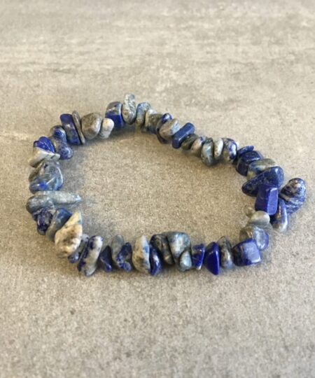 Vores natursten armbånd er omhyggeligt udvalgt for deres skønhed, kvalitet og symbolske egenskaber. Hver sten er slebet og poleret, for at fremhæve dens naturlige farver og unikke mønstre. Hvilket skaber en varieret og betagende samling af smykker. Uanset om du er til jordfarvede nuancer af agat, beroligende blåtoner af sodalit. Eller den dyb lilla glans af ametyst, har vi armbånd, der vil passe til enhver stil og lejlighed. Vores sortiment omfatter også armbånd med beskyttende egenskaber, som fx sorte turmalinsten, der siges at skærme mod negativ energi. Hvert armbånd er håndlavet med omhu og dedikation, hvilket gør dem til unikke smykker, du ikke finder andre steder. De er ikke kun et fantastisk supplement til din egen smykkesamling, men de udgør også en tankevækkende gave til dine kære, da de symboliserer både skønhed og beskyttelse. Besøg vores hjemmeside www.winga.dk og udforsk vores mangfoldige udvalg af natursten armbånd i forskellige designs og stentyper. Med vores nemme online-shoppingoplevelse og sikre betalingsmuligheder er det let at finde det perfekte armbånd, der vil tilføje en unik touch til dit look eller glæde en særlig person i dit liv. Tag naturens skønhed med dig overalt med et natursten armbånd fra www.winga.dk. Vi er sikre på, at du vil finde et smykke, der passer til din personlighed og stiler. Som vil blive et kært og betydningsfuldt smykke i din samling i mange år frem. Med vores udvalg af håraccessories. Gå efter retro-looket med hårklemmer i 90’er-stil og hårbøjler, eller silkeglatte scrunchies og flotte hårbånd, som gør den almindelige hestehale ekstra fin. Til de mere formelle begivenheder har vi hårklemmer med perler og matchende øreringe. Uanset lejligheden kan du opgradere dit look med disse håraccessories. Du finder vores hårklemmer lige her og vores hårspænder lige her