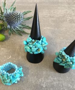 Ringe lavet af natursten er unikke og smukke smykker, der udstråler en tidløs elegance. Med deres naturlige farver og mønstre, bringer de et strejf af naturen ind i smykkeverdenen. Hver ring er enestående, da naturstenenes variationer gør, at ingen to ringe er helt ens. Natursten som fx agat, ametyst, turmalin, eller jaspis bliver omhyggeligt udvalgt og slebet til den ønskede form. Disse sten kan have dybe, intense farver eller mere subtile nuancer, alt efter stenens oprindelse og egenskaber. Det skaber en bred vifte af valgmuligheder for folk med forskellige smag og præferencer. Udover deres æstetiske skønhed, er ringe lavet af natursten også kendt for deres symbolske betydning. Nogle tror, at forskellige sten har specifikke egenskaber eller energier, der kan påvirke bæreren positivt. For eksempel siges ametyst at fremme indre ro og visdom, mens turmalin menes at beskytte mod negativ energi. En ring lavet af natursten er ikke kun et smykke, men også et kunstværk, der bærer naturens skønhed med sig. De er perfekte som personlige gaver til særlige anledninger eller som en måde at forbinde med naturen og dens mysterier. Uanset om det er til hverdag eller fest, tilføjer en ring lavet af natursten en subtil elegance til ethvert outfit. Den naturlige glans og unikke tekstur i stenen skaber et iøjnefaldende fokus, der vil tiltrække opmærksomhed og beundring. Kort sagt, ringe lavet af natursten er et smukt valg for dem, der søger et unikt smykke med en særlig forbindelse til naturen og dens vidundere. Deres tidløse skønhed og symbolske betydning gør dem til en varig favorit blandt smykkeelskere verden over. Få En God Hårdag Hver Dag Med vores udvalg af håraccessories. Gå efter retro-looket med hårklemmer i 90’er-stil og hårbøjler, eller silkeglatte scrunchies og flotte hårbånd, som gør den almindelige hestehale ekstra fin. Til de mere formelle begivenheder har vi hårklemmer med perler og matchende øreringe. Uanset lejligheden kan du opgradere dit look med disse håraccessories. Du finder vores hårklemmer lige her og vores hårspænder lige her