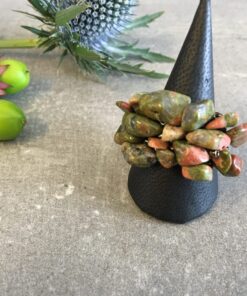 Ringe lavet af natursten er unikke og smukke smykker, der udstråler en tidløs elegance. Med deres naturlige farver og mønstre, bringer de et strejf af naturen ind i smykkeverdenen. Hver ring er enestående, da naturstenenes variationer gør, at ingen to ringe er helt ens. Natursten som fx agat, ametyst, turmalin, eller jaspis bliver omhyggeligt udvalgt og slebet til den ønskede form. Disse sten kan have dybe, intense farver eller mere subtile nuancer, alt efter stenens oprindelse og egenskaber. Det skaber en bred vifte af valgmuligheder for folk med forskellige smag og præferencer. Udover deres æstetiske skønhed, er ringe lavet af natursten også kendt for deres symbolske betydning. Nogle tror, at forskellige sten har specifikke egenskaber eller energier, der kan påvirke bæreren positivt. For eksempel siges ametyst at fremme indre ro og visdom, mens turmalin menes at beskytte mod negativ energi. En ring lavet af natursten er ikke kun et smykke, men også et kunstværk, der bærer naturens skønhed med sig. De er perfekte som personlige gaver til særlige anledninger eller som en måde at forbinde med naturen og dens mysterier. Uanset om det er til hverdag eller fest, tilføjer en ring lavet af natursten en subtil elegance til ethvert outfit. Den naturlige glans og unikke tekstur i stenen skaber et iøjnefaldende fokus, der vil tiltrække opmærksomhed og beundring. Kort sagt, ringe lavet af natursten er et smukt valg for dem, der søger et unikt smykke med en særlig forbindelse til naturen og dens vidundere. Deres tidløse skønhed og symbolske betydning gør dem til en varig favorit blandt smykkeelskere verden over. Få En God Hårdag Hver Dag Med vores udvalg af håraccessories. Gå efter retro-looket med hårklemmer i 90’er-stil og hårbøjler, eller silkeglatte scrunchies og flotte hårbånd, som gør den almindelige hestehale ekstra fin. Til de mere formelle begivenheder har vi hårklemmer med perler og matchende øreringe. Uanset lejligheden kan du opgradere dit look med disse håraccessories. Du finder vores hårklemmer lige her og vores hårspænder lige her