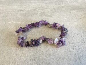 Vores natursten armbånd er omhyggeligt udvalgt for deres skønhed, kvalitet og symbolske egenskaber. Hver sten er slebet og poleret, for at fremhæve dens naturlige farver og unikke mønstre. Hvilket skaber en varieret og betagende samling af smykker. Uanset om du er til jordfarvede nuancer af agat, beroligende blåtoner af sodalit. Eller den dyb lilla glans af ametyst, har vi armbånd, der vil passe til enhver stil og lejlighed. Vores sortiment omfatter også armbånd med beskyttende egenskaber, som fx sorte turmalinsten, der siges at skærme mod negativ energi. Hvert armbånd er håndlavet med omhu og dedikation, hvilket gør dem til unikke smykker, du ikke finder andre steder. De er ikke kun et fantastisk supplement til din egen smykkesamling, men de udgør også en tankevækkende gave til dine kære, da de symboliserer både skønhed og beskyttelse. Besøg vores hjemmeside www.winga.dk og udforsk vores mangfoldige udvalg af natursten armbånd i forskellige designs og stentyper. Med vores nemme online-shoppingoplevelse og sikre betalingsmuligheder er det let at finde det perfekte armbånd, der vil tilføje en unik touch til dit look eller glæde en særlig person i dit liv. Tag naturens skønhed med dig overalt med et natursten armbånd fra www.winga.dk. Vi er sikre på, at du vil finde et smykke, der passer til din personlighed og stiler. Som vil blive et kært og betydningsfuldt smykke i din samling i mange år frem. Med vores udvalg af håraccessories. Gå efter retro-looket med hårklemmer i 90’er-stil og hårbøjler, eller silkeglatte scrunchies og flotte hårbånd, som gør den almindelige hestehale ekstra fin. Til de mere formelle begivenheder har vi hårklemmer med perler og matchende øreringe. Uanset lejligheden kan du opgradere dit look med disse håraccessories. Du finder vores hårklemmer lige her og vores hårspænder lige her