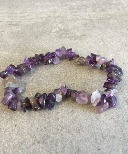 Vores natursten armbånd er omhyggeligt udvalgt for deres skønhed, kvalitet og symbolske egenskaber. Hver sten er slebet og poleret, for at fremhæve dens naturlige farver og unikke mønstre. Hvilket skaber en varieret og betagende samling af smykker. Uanset om du er til jordfarvede nuancer af agat, beroligende blåtoner af sodalit. Eller den dyb lilla glans af ametyst, har vi armbånd, der vil passe til enhver stil og lejlighed. Vores sortiment omfatter også armbånd med beskyttende egenskaber, som fx sorte turmalinsten, der siges at skærme mod negativ energi. Hvert armbånd er håndlavet med omhu og dedikation, hvilket gør dem til unikke smykker, du ikke finder andre steder. De er ikke kun et fantastisk supplement til din egen smykkesamling, men de udgør også en tankevækkende gave til dine kære, da de symboliserer både skønhed og beskyttelse. Besøg vores hjemmeside www.winga.dk og udforsk vores mangfoldige udvalg af natursten armbånd i forskellige designs og stentyper. Med vores nemme online-shoppingoplevelse og sikre betalingsmuligheder er det let at finde det perfekte armbånd, der vil tilføje en unik touch til dit look eller glæde en særlig person i dit liv. Tag naturens skønhed med dig overalt med et natursten armbånd fra www.winga.dk. Vi er sikre på, at du vil finde et smykke, der passer til din personlighed og stiler. Som vil blive et kært og betydningsfuldt smykke i din samling i mange år frem. Med vores udvalg af håraccessories. Gå efter retro-looket med hårklemmer i 90’er-stil og hårbøjler, eller silkeglatte scrunchies og flotte hårbånd, som gør den almindelige hestehale ekstra fin. Til de mere formelle begivenheder har vi hårklemmer med perler og matchende øreringe. Uanset lejligheden kan du opgradere dit look med disse håraccessories. Du finder vores hårklemmer lige her og vores hårspænder lige her