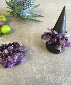 Ringe lavet af natursten er unikke og smukke smykker, der udstråler en tidløs elegance. Med deres naturlige farver og mønstre, bringer de et strejf af naturen ind i smykkeverdenen. Hver ring er enestående, da naturstenenes variationer gør, at ingen to ringe er helt ens. Natursten som fx agat, ametyst, turmalin, eller jaspis bliver omhyggeligt udvalgt og slebet til den ønskede form. Disse sten kan have dybe, intense farver eller mere subtile nuancer, alt efter stenens oprindelse og egenskaber. Det skaber en bred vifte af valgmuligheder for folk med forskellige smag og præferencer. Udover deres æstetiske skønhed, er ringe lavet af natursten også kendt for deres symbolske betydning. Nogle tror, at forskellige sten har specifikke egenskaber eller energier, der kan påvirke bæreren positivt. For eksempel siges ametyst at fremme indre ro og visdom, mens turmalin menes at beskytte mod negativ energi. En ring lavet af natursten er ikke kun et smykke, men også et kunstværk, der bærer naturens skønhed med sig. De er perfekte som personlige gaver til særlige anledninger eller som en måde at forbinde med naturen og dens mysterier. Uanset om det er til hverdag eller fest, tilføjer en ring lavet af natursten en subtil elegance til ethvert outfit. Den naturlige glans og unikke tekstur i stenen skaber et iøjnefaldende fokus, der vil tiltrække opmærksomhed og beundring. Kort sagt, ringe lavet af natursten er et smukt valg for dem, der søger et unikt smykke med en særlig forbindelse til naturen og dens vidundere. Deres tidløse skønhed og symbolske betydning gør dem til en varig favorit blandt smykkeelskere verden over. Få En God Hårdag Hver Dag Med vores udvalg af håraccessories. Gå efter retro-looket med hårklemmer i 90’er-stil og hårbøjler, eller silkeglatte scrunchies og flotte hårbånd, som gør den almindelige hestehale ekstra fin. Til de mere formelle begivenheder har vi hårklemmer med perler og matchende øreringe. Uanset lejligheden kan du opgradere dit look med disse håraccessories. Du finder vores hårklemmer lige her og vores hårspænder lige her