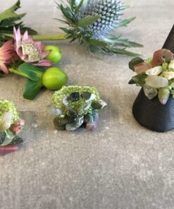 Ringe lavet af natursten er unikke og smukke smykker, der udstråler en tidløs elegance. Med deres naturlige farver og mønstre, bringer de et strejf af naturen ind i smykkeverdenen. Hver ring er enestående, da naturstenenes variationer gør, at ingen to ringe er helt ens. Natursten som fx agat, ametyst, turmalin, eller jaspis bliver omhyggeligt udvalgt og slebet til den ønskede form. Disse sten kan have dybe, intense farver eller mere subtile nuancer, alt efter stenens oprindelse og egenskaber. Det skaber en bred vifte af valgmuligheder for folk med forskellige smag og præferencer. Udover deres æstetiske skønhed, er ringe lavet af natursten også kendt for deres symbolske betydning. Nogle tror, at forskellige sten har specifikke egenskaber eller energier, der kan påvirke bæreren positivt. For eksempel siges ametyst at fremme indre ro og visdom, mens turmalin menes at beskytte mod negativ energi. En ring lavet af natursten er ikke kun et smykke, men også et kunstværk, der bærer naturens skønhed med sig. De er perfekte som personlige gaver til særlige anledninger eller som en måde at forbinde med naturen og dens mysterier. Uanset om det er til hverdag eller fest, tilføjer en ring lavet af natursten en subtil elegance til ethvert outfit. Den naturlige glans og unikke tekstur i stenen skaber et iøjnefaldende fokus, der vil tiltrække opmærksomhed og beundring. Kort sagt, ringe lavet af natursten er et smukt valg for dem, der søger et unikt smykke med en særlig forbindelse til naturen og dens vidundere. Deres tidløse skønhed og symbolske betydning gør dem til en varig favorit blandt smykkeelskere verden over. Få En God Hårdag Hver Dag Med vores udvalg af håraccessories. Gå efter retro-looket med hårklemmer i 90’er-stil og hårbøjler, eller silkeglatte scrunchies og flotte hårbånd, som gør den almindelige hestehale ekstra fin. Til de mere formelle begivenheder har vi hårklemmer med perler og matchende øreringe. Uanset lejligheden kan du opgradere dit look med disse håraccessories. Du finder vores hårklemmer lige her og vores hårspænder lige her