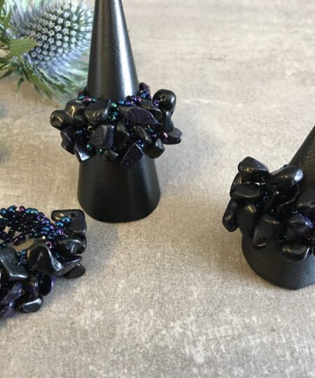 Ringe lavet af natursten er unikke og smukke smykker, der udstråler en tidløs elegance. Med deres naturlige farver og mønstre, bringer de et strejf af naturen ind i smykkeverdenen. Hver ring er enestående, da naturstenenes variationer gør, at ingen to ringe er helt ens. Natursten som fx agat, ametyst, turmalin, eller jaspis bliver omhyggeligt udvalgt og slebet til den ønskede form. Disse sten kan have dybe, intense farver eller mere subtile nuancer, alt efter stenens oprindelse og egenskaber. Det skaber en bred vifte af valgmuligheder for folk med forskellige smag og præferencer. Udover deres æstetiske skønhed, er ringe lavet af natursten også kendt for deres symbolske betydning. Nogle tror, at forskellige sten har specifikke egenskaber eller energier, der kan påvirke bæreren positivt. For eksempel siges ametyst at fremme indre ro og visdom, mens turmalin menes at beskytte mod negativ energi. En ring lavet af natursten er ikke kun et smykke, men også et kunstværk, der bærer naturens skønhed med sig. De er perfekte som personlige gaver til særlige anledninger eller som en måde at forbinde med naturen og dens mysterier. Uanset om det er til hverdag eller fest, tilføjer en ring lavet af natursten en subtil elegance til ethvert outfit. Den naturlige glans og unikke tekstur i stenen skaber et iøjnefaldende fokus, der vil tiltrække opmærksomhed og beundring. Kort sagt, ringe lavet af natursten er et smukt valg for dem, der søger et unikt smykke med en særlig forbindelse til naturen og dens vidundere. Deres tidløse skønhed og symbolske betydning gør dem til en varig favorit blandt smykkeelskere verden over. Få En God Hårdag Hver Dag Med vores udvalg af håraccessories. Gå efter retro-looket med hårklemmer i 90’er-stil og hårbøjler, eller silkeglatte scrunchies og flotte hårbånd, som gør den almindelige hestehale ekstra fin. Til de mere formelle begivenheder har vi hårklemmer med perler og matchende øreringe. Uanset lejligheden kan du opgradere dit look med disse håraccessories. Du finder vores hårklemmer lige her og vores hårspænder lige her