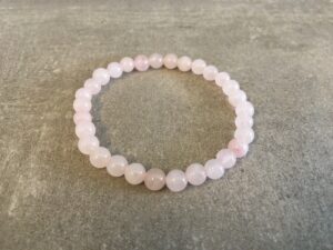 Vores natursten armbånd er omhyggeligt udvalgt for deres skønhed, kvalitet og symbolske egenskaber. Hver sten er slebet og poleret, for at fremhæve dens naturlige farver og unikke mønstre. Hvilket skaber en varieret og betagende samling af smykker. Uanset om du er til jordfarvede nuancer af agat, beroligende blåtoner af sodalit. Eller den dyb lilla glans af ametyst, har vi armbånd, der vil passe til enhver stil og lejlighed. Vores sortiment omfatter også armbånd med beskyttende egenskaber, som fx sorte turmalinsten, der siges at skærme mod negativ energi. Hvert armbånd er håndlavet med omhu og dedikation, hvilket gør dem til unikke smykker, du ikke finder andre steder. De er ikke kun et fantastisk supplement til din egen smykkesamling, men de udgør også en tankevækkende gave til dine kære, da de symboliserer både skønhed og beskyttelse. Besøg vores hjemmeside www.winga.dk og udforsk vores mangfoldige udvalg af natursten armbånd i forskellige designs og stentyper. Med vores nemme online-shoppingoplevelse og sikre betalingsmuligheder er det let at finde det perfekte armbånd, der vil tilføje en unik touch til dit look eller glæde en særlig person i dit liv. Tag naturens skønhed med dig overalt med et natursten armbånd fra www.winga.dk. Vi er sikre på, at du vil finde et smykke, der passer til din personlighed og stiler. Som vil blive et kært og betydningsfuldt smykke i din samling i mange år frem. Med vores udvalg af håraccessories. Gå efter retro-looket med hårklemmer i 90’er-stil og hårbøjler, eller silkeglatte scrunchies og flotte hårbånd, som gør den almindelige hestehale ekstra fin. Til de mere formelle begivenheder har vi hårklemmer med perler og matchende øreringe. Uanset lejligheden kan du opgradere dit look med disse håraccessories. Du finder vores hårklemmer lige her og vores hårspænder lige her følg mere med på facebook og instagram