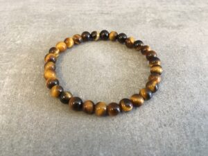 Vores natursten armbånd er omhyggeligt udvalgt for deres skønhed, kvalitet og symbolske egenskaber. Hver sten er slebet og poleret, for at fremhæve dens naturlige farver og unikke mønstre. Hvilket skaber en varieret og betagende samling af smykker. Uanset om du er til jordfarvede nuancer af agat, beroligende blåtoner af sodalit. Eller den dyb lilla glans af ametyst, har vi armbånd, der vil passe til enhver stil og lejlighed. Vores sortiment omfatter også armbånd med beskyttende egenskaber, som fx sorte turmalinsten, der siges at skærme mod negativ energi. Hvert armbånd er håndlavet med omhu og dedikation, hvilket gør dem til unikke smykker, du ikke finder andre steder. De er ikke kun et fantastisk supplement til din egen smykkesamling, men de udgør også en tankevækkende gave til dine kære, da de symboliserer både skønhed og beskyttelse. Besøg vores hjemmeside www.winga.dk og udforsk vores mangfoldige udvalg af natursten armbånd i forskellige designs og stentyper. Med vores nemme online-shoppingoplevelse og sikre betalingsmuligheder er det let at finde det perfekte armbånd, der vil tilføje en unik touch til dit look eller glæde en særlig person i dit liv. Tag naturens skønhed med dig overalt med et natursten armbånd fra www.winga.dk. Vi er sikre på, at du vil finde et smykke, der passer til din personlighed og stiler. Som vil blive et kært og betydningsfuldt smykke i din samling i mange år frem. Med vores udvalg af håraccessories. Gå efter retro-looket med hårklemmer i 90’er-stil og hårbøjler, eller silkeglatte scrunchies og flotte hårbånd, som gør den almindelige hestehale ekstra fin. Til de mere formelle begivenheder har vi hårklemmer med perler og matchende øreringe. Uanset lejligheden kan du opgradere dit look med disse håraccessories. Du finder vores hårklemmer lige her og vores hårspænder lige her følg mere med på facebook og instagram