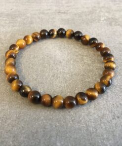 Vores natursten armbånd er omhyggeligt udvalgt for deres skønhed, kvalitet og symbolske egenskaber. Hver sten er slebet og poleret, for at fremhæve dens naturlige farver og unikke mønstre. Hvilket skaber en varieret og betagende samling af smykker. Uanset om du er til jordfarvede nuancer af agat, beroligende blåtoner af sodalit. Eller den dyb lilla glans af ametyst, har vi armbånd, der vil passe til enhver stil og lejlighed. Vores sortiment omfatter også armbånd med beskyttende egenskaber, som fx sorte turmalinsten, der siges at skærme mod negativ energi. Hvert armbånd er håndlavet med omhu og dedikation, hvilket gør dem til unikke smykker, du ikke finder andre steder. De er ikke kun et fantastisk supplement til din egen smykkesamling, men de udgør også en tankevækkende gave til dine kære, da de symboliserer både skønhed og beskyttelse. Besøg vores hjemmeside www.winga.dk og udforsk vores mangfoldige udvalg af natursten armbånd i forskellige designs og stentyper. Med vores nemme online-shoppingoplevelse og sikre betalingsmuligheder er det let at finde det perfekte armbånd, der vil tilføje en unik touch til dit look eller glæde en særlig person i dit liv. Tag naturens skønhed med dig overalt med et natursten armbånd fra www.winga.dk. Vi er sikre på, at du vil finde et smykke, der passer til din personlighed og stiler. Som vil blive et kært og betydningsfuldt smykke i din samling i mange år frem. Med vores udvalg af håraccessories. Gå efter retro-looket med hårklemmer i 90’er-stil og hårbøjler, eller silkeglatte scrunchies og flotte hårbånd, som gør den almindelige hestehale ekstra fin. Til de mere formelle begivenheder har vi hårklemmer med perler og matchende øreringe. Uanset lejligheden kan du opgradere dit look med disse håraccessories. Du finder vores hårklemmer lige her og vores hårspænder lige her følg mere med på facebook og instagram