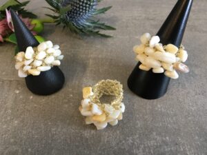Ringe lavet af natursten er unikke og smukke smykker, der udstråler en tidløs elegance. Med deres naturlige farver og mønstre, bringer de et strejf af naturen ind i smykkeverdenen. Hver ring er enestående, da naturstenenes variationer gør, at ingen to ringe er helt ens.Natursten som fx agat, ametyst, turmalin, eller jaspis bliver omhyggeligt udvalgt og slebet til den ønskede form. Disse sten kan have dybe, intense farver eller mere subtile nuancer, alt efter stenens oprindelse og egenskaber. Det skaber en bred vifte af valgmuligheder for folk med forskellige smag og præferencer.Udover deres æstetiske skønhed, er ringe lavet af natursten også kendt for deres symbolske betydning. Nogle tror, at forskellige sten har specifikke egenskaber eller energier, der kan påvirke bæreren positivt. For eksempel siges ametyst at fremme indre ro og visdom, mens turmalin menes at beskytte mod negativ energi. En ring lavet af natursten er ikke kun et smykke, men også et kunstværk, der bærer naturens skønhed med sig. De er perfekte som personlige gaver til særlige anledninger eller som en måde at forbinde med naturen og dens mysterier.Uanset om det er til hverdag eller fest, tilføjer en ring lavet af natursten en subtil elegance til ethvert outfit. Den naturlige glans og unikke tekstur i stenen skaber et iøjnefaldende fokus, der vil tiltrække opmærksomhed og beundring. Kort sagt, ringe lavet af natursten er et smukt valg for dem, der søger et unikt smykke med en særlig forbindelse til naturen og dens vidundere. Deres tidløse skønhed og symbolske betydning gør dem til en varig favorit blandt smykkeelskere verden over.Få En God Hårdag Hver DagMed vores udvalg af håraccessories. Gå efter retro-looket med hårklemmer i 90’er-stil og hårbøjler, eller silkeglatte scrunchies og flotte hårbånd, som gør den almindelige hestehale ekstra fin. Til de mere formelle begivenheder har vi hårklemmer med perler og matchende øreringe. Uanset lejligheden kan du opgradere dit look med disse håraccessories. Du finder vores hårklemmer lige her og vores hårspænder lige her
