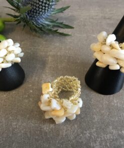 Ringe lavet af natursten er unikke og smukke smykker, der udstråler en tidløs elegance. Med deres naturlige farver og mønstre, bringer de et strejf af naturen ind i smykkeverdenen. Hver ring er enestående, da naturstenenes variationer gør, at ingen to ringe er helt ens.Natursten som fx agat, ametyst, turmalin, eller jaspis bliver omhyggeligt udvalgt og slebet til den ønskede form. Disse sten kan have dybe, intense farver eller mere subtile nuancer, alt efter stenens oprindelse og egenskaber. Det skaber en bred vifte af valgmuligheder for folk med forskellige smag og præferencer.Udover deres æstetiske skønhed, er ringe lavet af natursten også kendt for deres symbolske betydning. Nogle tror, at forskellige sten har specifikke egenskaber eller energier, der kan påvirke bæreren positivt. For eksempel siges ametyst at fremme indre ro og visdom, mens turmalin menes at beskytte mod negativ energi. En ring lavet af natursten er ikke kun et smykke, men også et kunstværk, der bærer naturens skønhed med sig. De er perfekte som personlige gaver til særlige anledninger eller som en måde at forbinde med naturen og dens mysterier.Uanset om det er til hverdag eller fest, tilføjer en ring lavet af natursten en subtil elegance til ethvert outfit. Den naturlige glans og unikke tekstur i stenen skaber et iøjnefaldende fokus, der vil tiltrække opmærksomhed og beundring. Kort sagt, ringe lavet af natursten er et smukt valg for dem, der søger et unikt smykke med en særlig forbindelse til naturen og dens vidundere. Deres tidløse skønhed og symbolske betydning gør dem til en varig favorit blandt smykkeelskere verden over.Få En God Hårdag Hver DagMed vores udvalg af håraccessories. Gå efter retro-looket med hårklemmer i 90’er-stil og hårbøjler, eller silkeglatte scrunchies og flotte hårbånd, som gør den almindelige hestehale ekstra fin. Til de mere formelle begivenheder har vi hårklemmer med perler og matchende øreringe. Uanset lejligheden kan du opgradere dit look med disse håraccessories. Du finder vores hårklemmer lige her og vores hårspænder lige her