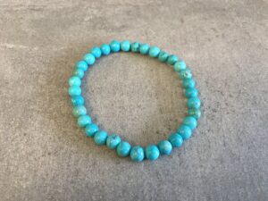 Vores natursten armbånd er omhyggeligt udvalgt for deres skønhed, kvalitet og symbolske egenskaber. Hver sten er slebet og poleret, for at fremhæve dens naturlige farver og unikke mønstre. Hvilket skaber en varieret og betagende samling af smykker. Uanset om du er til jordfarvede nuancer af agat, beroligende blåtoner af sodalit. Eller den dyb lilla glans af ametyst, har vi armbånd, der vil passe til enhver stil og lejlighed. Vores sortiment omfatter også armbånd med beskyttende egenskaber, som fx sorte turmalinsten, der siges at skærme mod negativ energi. Hvert armbånd er håndlavet med omhu og dedikation, hvilket gør dem til unikke smykker, du ikke finder andre steder. De er ikke kun et fantastisk supplement til din egen smykkesamling, men de udgør også en tankevækkende gave til dine kære, da de symboliserer både skønhed og beskyttelse. Besøg vores hjemmeside www.winga.dk og udforsk vores mangfoldige udvalg af natursten armbånd i forskellige designs og stentyper. Med vores nemme online-shoppingoplevelse og sikre betalingsmuligheder er det let at finde det perfekte armbånd, der vil tilføje en unik touch til dit look eller glæde en særlig person i dit liv. Tag naturens skønhed med dig overalt med et natursten armbånd fra www.winga.dk. Vi er sikre på, at du vil finde et smykke, der passer til din personlighed og stiler. Som vil blive et kært og betydningsfuldt smykke i din samling i mange år frem. Med vores udvalg af håraccessories. Gå efter retro-looket med hårklemmer i 90’er-stil og hårbøjler, eller silkeglatte scrunchies og flotte hårbånd, som gør den almindelige hestehale ekstra fin. Til de mere formelle begivenheder har vi hårklemmer med perler og matchende øreringe. Uanset lejligheden kan du opgradere dit look med disse håraccessories. Du finder vores hårklemmer lige her og vores hårspænder lige her følg mere med på facebook og instagram