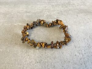 Vores natursten armbånd er omhyggeligt udvalgt for deres skønhed, kvalitet og symbolske egenskaber. Hver sten er slebet og poleret, for at fremhæve dens naturlige farver og unikke mønstre. Hvilket skaber en varieret og betagende samling af smykker. Uanset om du er til jordfarvede nuancer af agat, beroligende blåtoner af sodalit. Eller den dyb lilla glans af ametyst, har vi armbånd, der vil passe til enhver stil og lejlighed. Vores sortiment omfatter også armbånd med beskyttende egenskaber, som fx sorte turmalinsten, der siges at skærme mod negativ energi. Hvert armbånd er håndlavet med omhu og dedikation, hvilket gør dem til unikke smykker, du ikke finder andre steder. De er ikke kun et fantastisk supplement til din egen smykkesamling, men de udgør også en tankevækkende gave til dine kære, da de symboliserer både skønhed og beskyttelse. Besøg vores hjemmeside www.winga.dk og udforsk vores mangfoldige udvalg af natursten armbånd i forskellige designs og stentyper. Med vores nemme online-shoppingoplevelse og sikre betalingsmuligheder er det let at finde det perfekte armbånd, der vil tilføje en unik touch til dit look eller glæde en særlig person i dit liv. Tag naturens skønhed med dig overalt med et natursten armbånd fra www.winga.dk. Vi er sikre på, at du vil finde et smykke, der passer til din personlighed og stiler. Som vil blive et kært og betydningsfuldt smykke i din samling i mange år frem. Med vores udvalg af håraccessories. Gå efter retro-looket med hårklemmer i 90’er-stil og hårbøjler, eller silkeglatte scrunchies og flotte hårbånd, som gør den almindelige hestehale ekstra fin. Til de mere formelle begivenheder har vi hårklemmer med perler og matchende øreringe. Uanset lejligheden kan du opgradere dit look med disse håraccessories. Du finder vores hårklemmer lige her og vores hårspænder lige her følg mere med på facebook og instagram