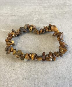 Vores natursten armbånd er omhyggeligt udvalgt for deres skønhed, kvalitet og symbolske egenskaber. Hver sten er slebet og poleret, for at fremhæve dens naturlige farver og unikke mønstre. Hvilket skaber en varieret og betagende samling af smykker. Uanset om du er til jordfarvede nuancer af agat, beroligende blåtoner af sodalit. Eller den dyb lilla glans af ametyst, har vi armbånd, der vil passe til enhver stil og lejlighed. Vores sortiment omfatter også armbånd med beskyttende egenskaber, som fx sorte turmalinsten, der siges at skærme mod negativ energi. Hvert armbånd er håndlavet med omhu og dedikation, hvilket gør dem til unikke smykker, du ikke finder andre steder. De er ikke kun et fantastisk supplement til din egen smykkesamling, men de udgør også en tankevækkende gave til dine kære, da de symboliserer både skønhed og beskyttelse. Besøg vores hjemmeside www.winga.dk og udforsk vores mangfoldige udvalg af natursten armbånd i forskellige designs og stentyper. Med vores nemme online-shoppingoplevelse og sikre betalingsmuligheder er det let at finde det perfekte armbånd, der vil tilføje en unik touch til dit look eller glæde en særlig person i dit liv. Tag naturens skønhed med dig overalt med et natursten armbånd fra www.winga.dk. Vi er sikre på, at du vil finde et smykke, der passer til din personlighed og stiler. Som vil blive et kært og betydningsfuldt smykke i din samling i mange år frem. Med vores udvalg af håraccessories. Gå efter retro-looket med hårklemmer i 90’er-stil og hårbøjler, eller silkeglatte scrunchies og flotte hårbånd, som gør den almindelige hestehale ekstra fin. Til de mere formelle begivenheder har vi hårklemmer med perler og matchende øreringe. Uanset lejligheden kan du opgradere dit look med disse håraccessories. Du finder vores hårklemmer lige her og vores hårspænder lige her følg mere med på facebook og instagram