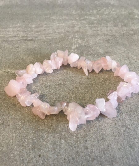 Vores natursten armbånd er omhyggeligt udvalgt for deres skønhed, kvalitet og symbolske egenskaber. Hver sten er slebet og poleret, for at fremhæve dens naturlige farver og unikke mønstre. Hvilket skaber en varieret og betagende samling af smykker. Uanset om du er til jordfarvede nuancer af agat, beroligende blåtoner af sodalit. Eller den dyb lilla glans af ametyst, har vi armbånd, der vil passe til enhver stil og lejlighed. Vores sortiment omfatter også armbånd med beskyttende egenskaber, som fx sorte turmalinsten, der siges at skærme mod negativ energi. Hvert armbånd er håndlavet med omhu og dedikation, hvilket gør dem til unikke smykker, du ikke finder andre steder. De er ikke kun et fantastisk supplement til din egen smykkesamling, men de udgør også en tankevækkende gave til dine kære, da de symboliserer både skønhed og beskyttelse. Besøg vores hjemmeside www.winga.dk og udforsk vores mangfoldige udvalg af natursten armbånd i forskellige designs og stentyper. Med vores nemme online-shoppingoplevelse og sikre betalingsmuligheder er det let at finde det perfekte armbånd, der vil tilføje en unik touch til dit look eller glæde en særlig person i dit liv. Tag naturens skønhed med dig overalt med et natursten armbånd fra www.winga.dk. Vi er sikre på, at du vil finde et smykke, der passer til din personlighed og stiler. Som vil blive et kært og betydningsfuldt smykke i din samling i mange år frem. Med vores udvalg af håraccessories. Gå efter retro-looket med hårklemmer i 90’er-stil og hårbøjler, eller silkeglatte scrunchies og flotte hårbånd, som gør den almindelige hestehale ekstra fin. Til de mere formelle begivenheder har vi hårklemmer med perler og matchende øreringe. Uanset lejligheden kan du opgradere dit look med disse håraccessories. Du finder vores hårklemmer lige her og vores hårspænder lige her følg mere med på facebook og instagram