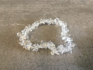 Vores natursten armbånd er omhyggeligt udvalgt for deres skønhed, kvalitet og symbolske egenskaber. Hver sten er slebet og poleret, for at fremhæve dens naturlige farver og unikke mønstre. Hvilket skaber en varieret og betagende samling af smykker. Uanset om du er til jordfarvede nuancer af agat, beroligende blåtoner af sodalit. Eller den dyb lilla glans af ametyst, har vi armbånd, der vil passe til enhver stil og lejlighed. Vores sortiment omfatter også armbånd med beskyttende egenskaber, som fx sorte turmalinsten, der siges at skærme mod negativ energi. Hvert armbånd er håndlavet med omhu og dedikation, hvilket gør dem til unikke smykker, du ikke finder andre steder. De er ikke kun et fantastisk supplement til din egen smykkesamling, men de udgør også en tankevækkende gave til dine kære, da de symboliserer både skønhed og beskyttelse. Besøg vores hjemmeside www.winga.dk og udforsk vores mangfoldige udvalg af natursten armbånd i forskellige designs og stentyper. Med vores nemme online-shoppingoplevelse og sikre betalingsmuligheder er det let at finde det perfekte armbånd, der vil tilføje en unik touch til dit look eller glæde en særlig person i dit liv. Tag naturens skønhed med dig overalt med et natursten armbånd fra www.winga.dk. Vi er sikre på, at du vil finde et smykke, der passer til din personlighed og stiler. Som vil blive et kært og betydningsfuldt smykke i din samling i mange år frem. Med vores udvalg af håraccessories. Gå efter retro-looket med hårklemmer i 90’er-stil og hårbøjler, eller silkeglatte scrunchies og flotte hårbånd, som gør den almindelige hestehale ekstra fin. Til de mere formelle begivenheder har vi hårklemmer med perler og matchende øreringe. Uanset lejligheden kan du opgradere dit look med disse håraccessories. Du finder vores hårklemmer lige her og vores hårspænder lige her