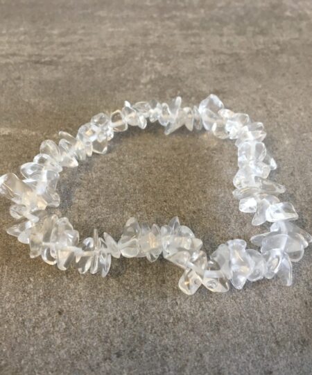 Vores natursten armbånd er omhyggeligt udvalgt for deres skønhed, kvalitet og symbolske egenskaber. Hver sten er slebet og poleret, for at fremhæve dens naturlige farver og unikke mønstre. Hvilket skaber en varieret og betagende samling af smykker. Uanset om du er til jordfarvede nuancer af agat, beroligende blåtoner af sodalit. Eller den dyb lilla glans af ametyst, har vi armbånd, der vil passe til enhver stil og lejlighed. Vores sortiment omfatter også armbånd med beskyttende egenskaber, som fx sorte turmalinsten, der siges at skærme mod negativ energi. Hvert armbånd er håndlavet med omhu og dedikation, hvilket gør dem til unikke smykker, du ikke finder andre steder. De er ikke kun et fantastisk supplement til din egen smykkesamling, men de udgør også en tankevækkende gave til dine kære, da de symboliserer både skønhed og beskyttelse. Besøg vores hjemmeside www.winga.dk og udforsk vores mangfoldige udvalg af natursten armbånd i forskellige designs og stentyper. Med vores nemme online-shoppingoplevelse og sikre betalingsmuligheder er det let at finde det perfekte armbånd, der vil tilføje en unik touch til dit look eller glæde en særlig person i dit liv. Tag naturens skønhed med dig overalt med et natursten armbånd fra www.winga.dk. Vi er sikre på, at du vil finde et smykke, der passer til din personlighed og stiler. Som vil blive et kært og betydningsfuldt smykke i din samling i mange år frem. Med vores udvalg af håraccessories. Gå efter retro-looket med hårklemmer i 90’er-stil og hårbøjler, eller silkeglatte scrunchies og flotte hårbånd, som gør den almindelige hestehale ekstra fin. Til de mere formelle begivenheder har vi hårklemmer med perler og matchende øreringe. Uanset lejligheden kan du opgradere dit look med disse håraccessories. Du finder vores hårklemmer lige her og vores hårspænder lige her