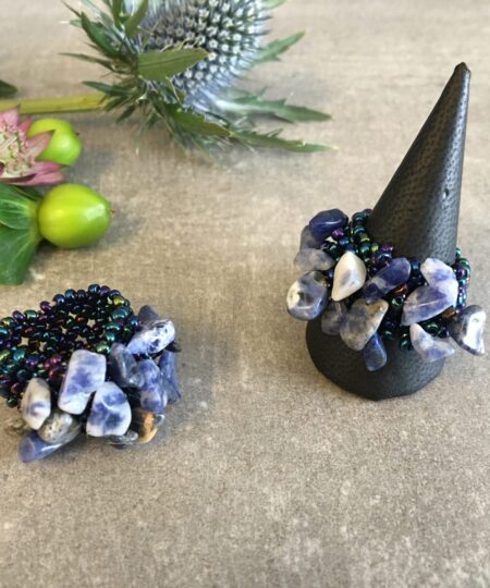 Ringe lavet af natursten er unikke og smukke smykker, der udstråler en tidløs elegance. Med deres naturlige farver og mønstre, bringer de et strejf af naturen ind i smykkeverdenen. Hver ring er enestående, da naturstenenes variationer gør, at ingen to ringe er helt ens.Natursten som fx agat, ametyst, turmalin, eller jaspis bliver omhyggeligt udvalgt og slebet til den ønskede form. Disse sten kan have dybe, intense farver eller mere subtile nuancer, alt efter stenens oprindelse og egenskaber. Det skaber en bred vifte af valgmuligheder for folk med forskellige smag og præferencer.Udover deres æstetiske skønhed, er ringe lavet af natursten også kendt for deres symbolske betydning. Nogle tror, at forskellige sten har specifikke egenskaber eller energier, der kan påvirke bæreren positivt. For eksempel siges ametyst at fremme indre ro og visdom, mens turmalin menes at beskytte mod negativ energi. En ring lavet af natursten er ikke kun et smykke, men også et kunstværk, der bærer naturens skønhed med sig. De er perfekte som personlige gaver til særlige anledninger eller som en måde at forbinde med naturen og dens mysterier.Uanset om det er til hverdag eller fest, tilføjer en ring lavet af natursten en subtil elegance til ethvert outfit. Den naturlige glans og unikke tekstur i stenen skaber et iøjnefaldende fokus, der vil tiltrække opmærksomhed og beundring. Kort sagt, ringe lavet af natursten er et smukt valg for dem, der søger et unikt smykke med en særlig forbindelse til naturen og dens vidundere. Deres tidløse skønhed og symbolske betydning gør dem til en varig favorit blandt smykkeelskere verden over.Få En God Hårdag Hver DagMed vores udvalg af håraccessories. Gå efter retro-looket med hårklemmer i 90’er-stil og hårbøjler, eller silkeglatte scrunchies og flotte hårbånd, som gør den almindelige hestehale ekstra fin. Til de mere formelle begivenheder har vi hårklemmer med perler og matchende øreringe. Uanset lejligheden kan du opgradere dit look med disse håraccessories. Du finder vores hårklemmer lige her og vores hårspænder lige her