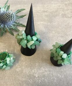 Ringe lavet af natursten er unikke og smukke smykker, der udstråler en tidløs elegance. Med deres naturlige farver og mønstre, bringer de et strejf af naturen ind i smykkeverdenen. Hver ring er enestående, da naturstenenes variationer gør, at ingen to ringe er helt ens. Natursten som fx agat, ametyst, turmalin, eller jaspis bliver omhyggeligt udvalgt og slebet til den ønskede form. Disse sten kan have dybe, intense farver eller mere subtile nuancer, alt efter stenens oprindelse og egenskaber. Det skaber en bred vifte af valgmuligheder for folk med forskellige smag og præferencer. Udover deres æstetiske skønhed, er ringe lavet af natursten også kendt for deres symbolske betydning. Nogle tror, at forskellige sten har specifikke egenskaber eller energier, der kan påvirke bæreren positivt. For eksempel siges ametyst at fremme indre ro og visdom, mens turmalin menes at beskytte mod negativ energi. En ring lavet af natursten er ikke kun et smykke, men også et kunstværk, der bærer naturens skønhed med sig. De er perfekte som personlige gaver til særlige anledninger eller som en måde at forbinde med naturen og dens mysterier. Uanset om det er til hverdag eller fest, tilføjer en ring lavet af natursten en subtil elegance til ethvert outfit. Den naturlige glans og unikke tekstur i stenen skaber et iøjnefaldende fokus, der vil tiltrække opmærksomhed og beundring. Kort sagt, ringe lavet af natursten er et smukt valg for dem, der søger et unikt smykke med en særlig forbindelse til naturen og dens vidundere. Deres tidløse skønhed og symbolske betydning gør dem til en varig favorit blandt smykkeelskere verden over. Få En God Hårdag Hver Dag Med vores udvalg af håraccessories. Gå efter retro-looket med hårklemmer i 90’er-stil og hårbøjler, eller silkeglatte scrunchies og flotte hårbånd, som gør den almindelige hestehale ekstra fin. Til de mere formelle begivenheder har vi hårklemmer med perler og matchende øreringe. Uanset lejligheden kan du opgradere dit look med disse håraccessories. Du finder vores hårklemmer lige her og vores hårspænder lige her