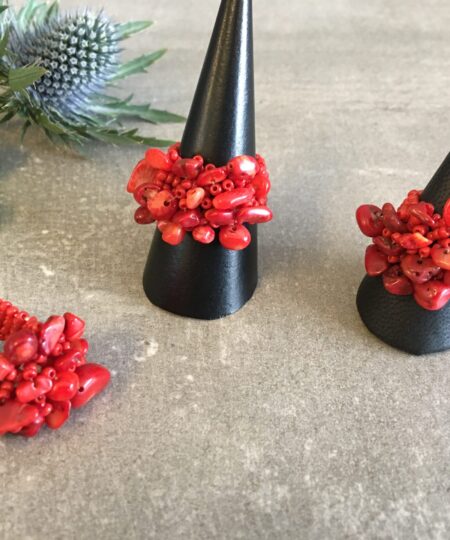 Ringe lavet af natursten er unikke og smukke smykker, der udstråler en tidløs elegance. Med deres naturlige farver og mønstre, bringer de et strejf af naturen ind i smykkeverdenen. Hver ring er enestående, da naturstenenes variationer gør, at ingen to ringe er helt ens. Natursten som fx agat, ametyst, turmalin, eller jaspis bliver omhyggeligt udvalgt og slebet til den ønskede form. Disse sten kan have dybe, intense farver eller mere subtile nuancer, alt efter stenens oprindelse og egenskaber. Det skaber en bred vifte af valgmuligheder for folk med forskellige smag og præferencer. Udover deres æstetiske skønhed, er ringe lavet af natursten også kendt for deres symbolske betydning. Nogle tror, at forskellige sten har specifikke egenskaber eller energier, der kan påvirke bæreren positivt. For eksempel siges ametyst at fremme indre ro og visdom, mens turmalin menes at beskytte mod negativ energi. En ring lavet af natursten er ikke kun et smykke, men også et kunstværk, der bærer naturens skønhed med sig. De er perfekte som personlige gaver til særlige anledninger eller som en måde at forbinde med naturen og dens mysterier. Uanset om det er til hverdag eller fest, tilføjer en ring lavet af natursten en subtil elegance til ethvert outfit. Den naturlige glans og unikke tekstur i stenen skaber et iøjnefaldende fokus, der vil tiltrække opmærksomhed og beundring. Kort sagt, ringe lavet af natursten er et smukt valg for dem, der søger et unikt smykke med en særlig forbindelse til naturen og dens vidundere. Deres tidløse skønhed og symbolske betydning gør dem til en varig favorit blandt smykkeelskere verden over Få En God Hårdag Hver Dag Med vores udvalg af håraccessories. Gå efter retro-looket med hårklemmer i 90’er-stil og hårbøjler, eller silkeglatte scrunchies og flotte hårbånd, som gør den almindelige hestehale ekstra fin. Til de mere formelle begivenheder har vi hårklemmer med perler og matchende øreringe. Uanset lejligheden kan du opgradere dit look med disse håraccessories. Du finder vores hårklemmer lige her og vores hårspænder lige her