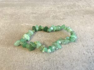 Vores natursten armbånd er omhyggeligt udvalgt for deres skønhed, kvalitet og symbolske egenskaber. Hver sten er slebet og poleret, for at fremhæve dens naturlige farver og unikke mønstre. Hvilket skaber en varieret og betagende samling af smykker. Uanset om du er til jordfarvede nuancer af agat, beroligende blåtoner af sodalit. Eller den dyb lilla glans af ametyst, har vi armbånd, der vil passe til enhver stil og lejlighed. Vores sortiment omfatter også armbånd med beskyttende egenskaber, som fx sorte turmalinsten, der siges at skærme mod negativ energi. Hvert armbånd er håndlavet med omhu og dedikation, hvilket gør dem til unikke smykker, du ikke finder andre steder. De er ikke kun et fantastisk supplement til din egen smykkesamling, men de udgør også en tankevækkende gave til dine kære, da de symboliserer både skønhed og beskyttelse. Besøg vores hjemmeside www.winga.dk og udforsk vores mangfoldige udvalg af natursten armbånd i forskellige designs og stentyper. Med vores nemme online-shoppingoplevelse og sikre betalingsmuligheder er det let at finde det perfekte armbånd, der vil tilføje en unik touch til dit look eller glæde en særlig person i dit liv. Tag naturens skønhed med dig overalt med et natursten armbånd fra www.winga.dk. Vi er sikre på, at du vil finde et smykke, der passer til din personlighed og stiler. Som vil blive et kært og betydningsfuldt smykke i din samling i mange år frem. Med vores udvalg af håraccessories. Gå efter retro-looket med hårklemmer i 90’er-stil og hårbøjler, eller silkeglatte scrunchies og flotte hårbånd, som gør den almindelige hestehale ekstra fin. Til de mere formelle begivenheder har vi hårklemmer med perler og matchende øreringe. Uanset lejligheden kan du opgradere dit look med disse håraccessories. Du finder vores hårklemmer lige her og vores hårspænder lige her