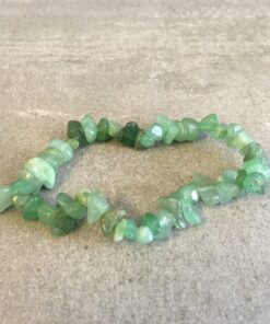 Vores natursten armbånd er omhyggeligt udvalgt for deres skønhed, kvalitet og symbolske egenskaber. Hver sten er slebet og poleret, for at fremhæve dens naturlige farver og unikke mønstre. Hvilket skaber en varieret og betagende samling af smykker. Uanset om du er til jordfarvede nuancer af agat, beroligende blåtoner af sodalit. Eller den dyb lilla glans af ametyst, har vi armbånd, der vil passe til enhver stil og lejlighed. Vores sortiment omfatter også armbånd med beskyttende egenskaber, som fx sorte turmalinsten, der siges at skærme mod negativ energi. Hvert armbånd er håndlavet med omhu og dedikation, hvilket gør dem til unikke smykker, du ikke finder andre steder. De er ikke kun et fantastisk supplement til din egen smykkesamling, men de udgør også en tankevækkende gave til dine kære, da de symboliserer både skønhed og beskyttelse. Besøg vores hjemmeside www.winga.dk og udforsk vores mangfoldige udvalg af natursten armbånd i forskellige designs og stentyper. Med vores nemme online-shoppingoplevelse og sikre betalingsmuligheder er det let at finde det perfekte armbånd, der vil tilføje en unik touch til dit look eller glæde en særlig person i dit liv. Tag naturens skønhed med dig overalt med et natursten armbånd fra www.winga.dk. Vi er sikre på, at du vil finde et smykke, der passer til din personlighed og stiler. Som vil blive et kært og betydningsfuldt smykke i din samling i mange år frem. Med vores udvalg af håraccessories. Gå efter retro-looket med hårklemmer i 90’er-stil og hårbøjler, eller silkeglatte scrunchies og flotte hårbånd, som gør den almindelige hestehale ekstra fin. Til de mere formelle begivenheder har vi hårklemmer med perler og matchende øreringe. Uanset lejligheden kan du opgradere dit look med disse håraccessories. Du finder vores hårklemmer lige her og vores hårspænder lige her