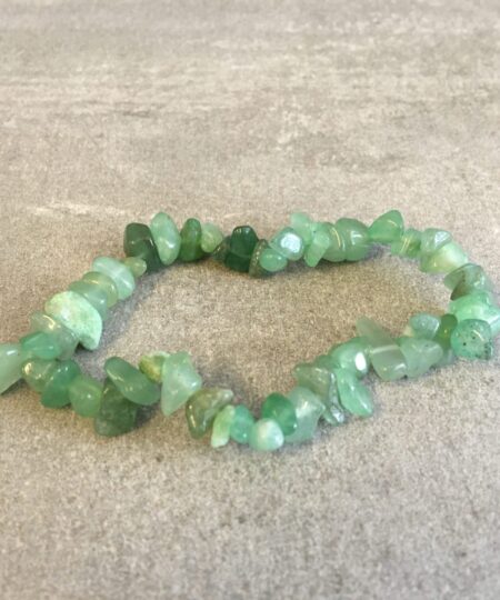 Vores natursten armbånd er omhyggeligt udvalgt for deres skønhed, kvalitet og symbolske egenskaber. Hver sten er slebet og poleret, for at fremhæve dens naturlige farver og unikke mønstre. Hvilket skaber en varieret og betagende samling af smykker. Uanset om du er til jordfarvede nuancer af agat, beroligende blåtoner af sodalit. Eller den dyb lilla glans af ametyst, har vi armbånd, der vil passe til enhver stil og lejlighed. Vores sortiment omfatter også armbånd med beskyttende egenskaber, som fx sorte turmalinsten, der siges at skærme mod negativ energi. Hvert armbånd er håndlavet med omhu og dedikation, hvilket gør dem til unikke smykker, du ikke finder andre steder. De er ikke kun et fantastisk supplement til din egen smykkesamling, men de udgør også en tankevækkende gave til dine kære, da de symboliserer både skønhed og beskyttelse. Besøg vores hjemmeside www.winga.dk og udforsk vores mangfoldige udvalg af natursten armbånd i forskellige designs og stentyper. Med vores nemme online-shoppingoplevelse og sikre betalingsmuligheder er det let at finde det perfekte armbånd, der vil tilføje en unik touch til dit look eller glæde en særlig person i dit liv. Tag naturens skønhed med dig overalt med et natursten armbånd fra www.winga.dk. Vi er sikre på, at du vil finde et smykke, der passer til din personlighed og stiler. Som vil blive et kært og betydningsfuldt smykke i din samling i mange år frem. Med vores udvalg af håraccessories. Gå efter retro-looket med hårklemmer i 90’er-stil og hårbøjler, eller silkeglatte scrunchies og flotte hårbånd, som gør den almindelige hestehale ekstra fin. Til de mere formelle begivenheder har vi hårklemmer med perler og matchende øreringe. Uanset lejligheden kan du opgradere dit look med disse håraccessories. Du finder vores hårklemmer lige her og vores hårspænder lige her