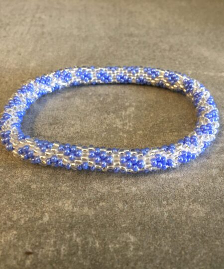 Roll-on perle armbåndene er håndlavet i Nepal. De er lavet med forskellige glasperler og i forskellige mønster. De er hæklet med en bomuldssnor. Syntes man at de lidt stramme, kan man vride forsigtigt i dem så de bliver større. syntes man derimod at de er blive lidt for løse, kan man ligge dem i vand. dette gør at bomildssnoren trækker sig sammen og de bliver mindre igen.