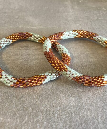 Roll-on perle armbåndene er håndlavet i Nepal. De er lavet med forskellige glasperler og i forskellige mønster. De er hæklet med en bomuldssnor. Syntes man at de lidt stramme, kan man vride forsigtigt i dem så de bliver større. syntes man derimod at de er blive lidt for løse, kan man ligge dem i vand. dette gør at bomildssnoren trækker sig sammen og de bliver mindre igen.