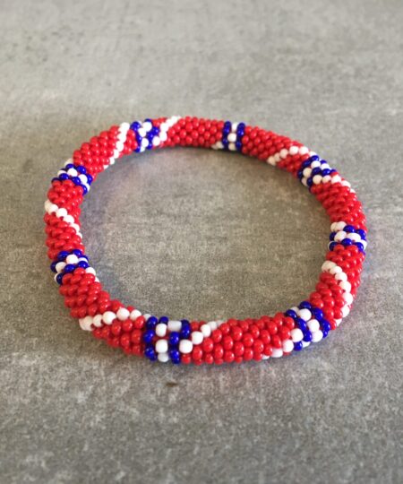 Roll-on perle armbåndene er håndlavet i Nepal. De er lavet med forskellige glasperler og i forskellige mønster. De er hæklet med en bomuldssnor. Syntes man at de lidt stramme, kan man vride forsigtigt i dem så de bliver større. syntes man derimod at de er blive lidt for løse, kan man ligge dem i vand. dette gør at bomildssnoren trækker sig sammen og de bliver mindre igen.