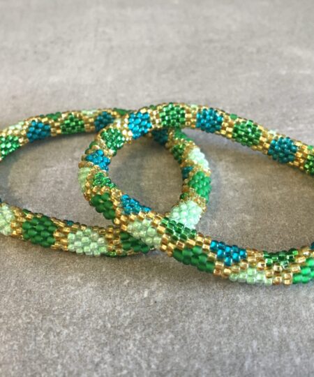 Roll-on perle armbåndene er håndlavet i Nepal. De er lavet med forskellige glasperler og i forskellige mønster. De er hæklet med en bomuldssnor. Syntes man at de lidt stramme, kan man vride forsigtigt i dem så de bliver større. syntes man derimod at de er blive lidt for løse, kan man ligge dem i vand. dette gør at bomildssnoren trækker sig sammen og de bliver mindre igen.