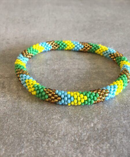 Roll-on perle armbåndene er håndlavet i Nepal. De er lavet med forskellige glasperler og i forskellige mønster. De er hæklet med en bomuldssnor. Syntes man at de lidt stramme, kan man vride forsigtigt i dem så de bliver større. syntes man derimod at de er blive lidt for løse, kan man ligge dem i vand. dette gør at bomildssnoren trækker sig sammen og de bliver mindre igen.