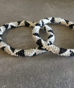 Roll-on perle armbåndene er håndlavet i Nepal. De er lavet med forskellige glasperler og i forskellige mønster. De er hæklet med en bomuldssnor. Syntes man at de lidt stramme, kan man vride forsigtigt i dem så de bliver større. syntes man derimod at de er blive lidt for løse, kan man ligge dem i vand. dette gør at bomildssnoren trækker sig sammen og de bliver mindre igen.