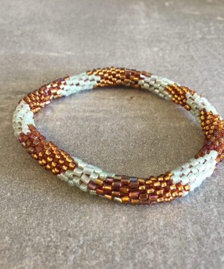 Roll-on perle armbåndene er håndlavet i Nepal. De er lavet med forskellige glasperler og i forskellige mønster. De er hæklet med en bomuldssnor. Syntes man at de lidt stramme, kan man vride forsigtigt i dem så de bliver større. syntes man derimod at de er blive lidt for løse, kan man ligge dem i vand. dette gør at bomildssnoren trækker sig sammen og de bliver mindre igen.