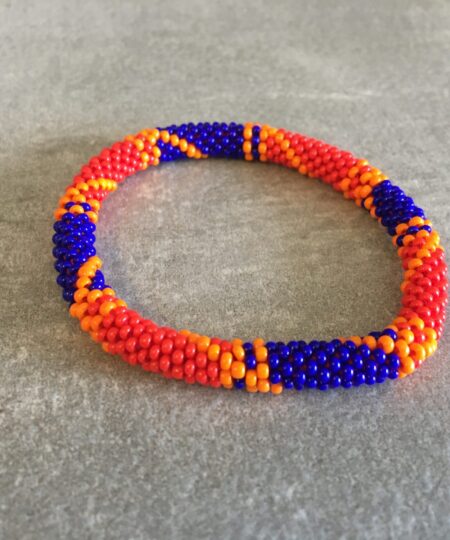 Roll-on perle armbåndene er håndlavet i Nepal. De er lavet med forskellige glasperler og i forskellige mønster. De er hæklet med en bomuldssnor. Syntes man at de lidt stramme, kan man vride forsigtigt i dem så de bliver større. syntes man derimod at de er blive lidt for løse, kan man ligge dem i vand. dette gør at bomildssnoren trækker sig sammen og de bliver mindre igen.