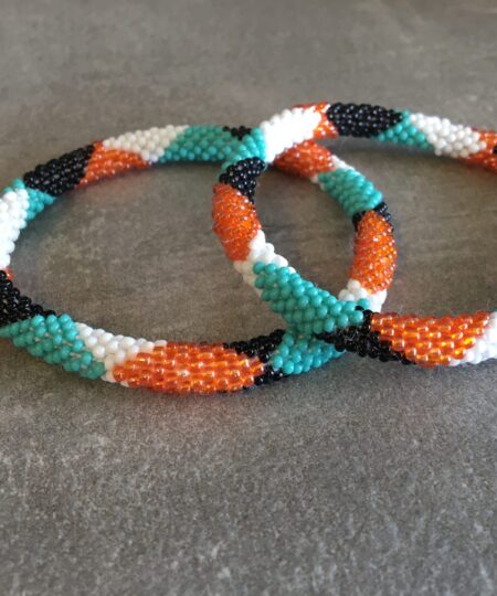 Roll-on perle armbåndene er håndlavet i Nepal. De er lavet med forskellige glasperler og i forskellige mønster. De er hæklet med en bomuldssnor. Syntes man at de lidt stramme, kan man vride forsigtigt i dem så de bliver større. syntes man derimod at de er blive lidt for løse, kan man ligge dem i vand. dette gør at bomildssnoren trækker sig sammen og de bliver mindre igen.