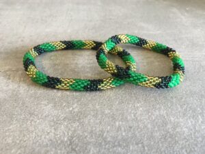 Roll-on perle armbåndene er håndlavet i Nepal. De er lavet med forskellige glasperler og i forskellige mønster. De er hæklet med en bomuldssnor. Syntes man at de lidt stramme, kan man vride forsigtigt i dem så de bliver større. syntes man derimod at de er blive lidt for løse, kan man ligge dem i vand. dette gør at bomildssnoren trækker sig sammen og de bliver mindre igen.