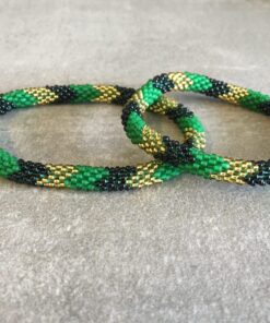 Roll-on perle armbåndene er håndlavet i Nepal. De er lavet med forskellige glasperler og i forskellige mønster. De er hæklet med en bomuldssnor. Syntes man at de lidt stramme, kan man vride forsigtigt i dem så de bliver større. syntes man derimod at de er blive lidt for løse, kan man ligge dem i vand. dette gør at bomildssnoren trækker sig sammen og de bliver mindre igen.