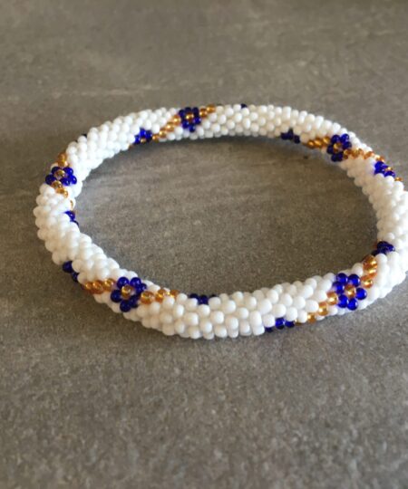 Roll-on perle armbåndene er håndlavet i Nepal. De er lavet med forskellige glasperler og i forskellige mønster. De er hæklet med en bomuldssnor. Syntes man at de lidt stramme, kan man vride forsigtigt i dem så de bliver større. syntes man derimod at de er blive lidt for løse, kan man ligge dem i vand. dette gør at bomildssnoren trækker sig sammen og de bliver mindre igen.