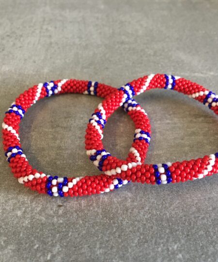 Roll-on perle armbåndene er håndlavet i Nepal. De er lavet med forskellige glasperler og i forskellige mønster. De er hæklet med en bomuldssnor. Syntes man at de lidt stramme, kan man vride forsigtigt i dem så de bliver større. syntes man derimod at de er blive lidt for løse, kan man ligge dem i vand. dette gør at bomildssnoren trækker sig sammen og de bliver mindre igen.